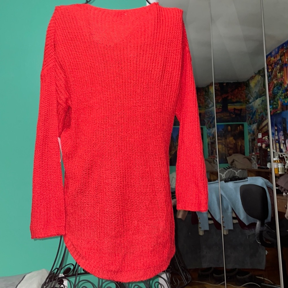 Simple red sweater - Picture 2 of 3